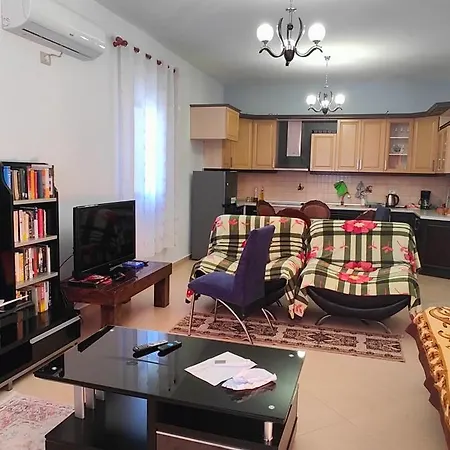 דירה Tirana 2br With Veranda & Garden